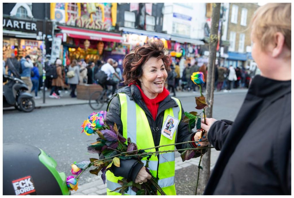 London Evemt Photography with Ruby Wax giving away multicoloured roses